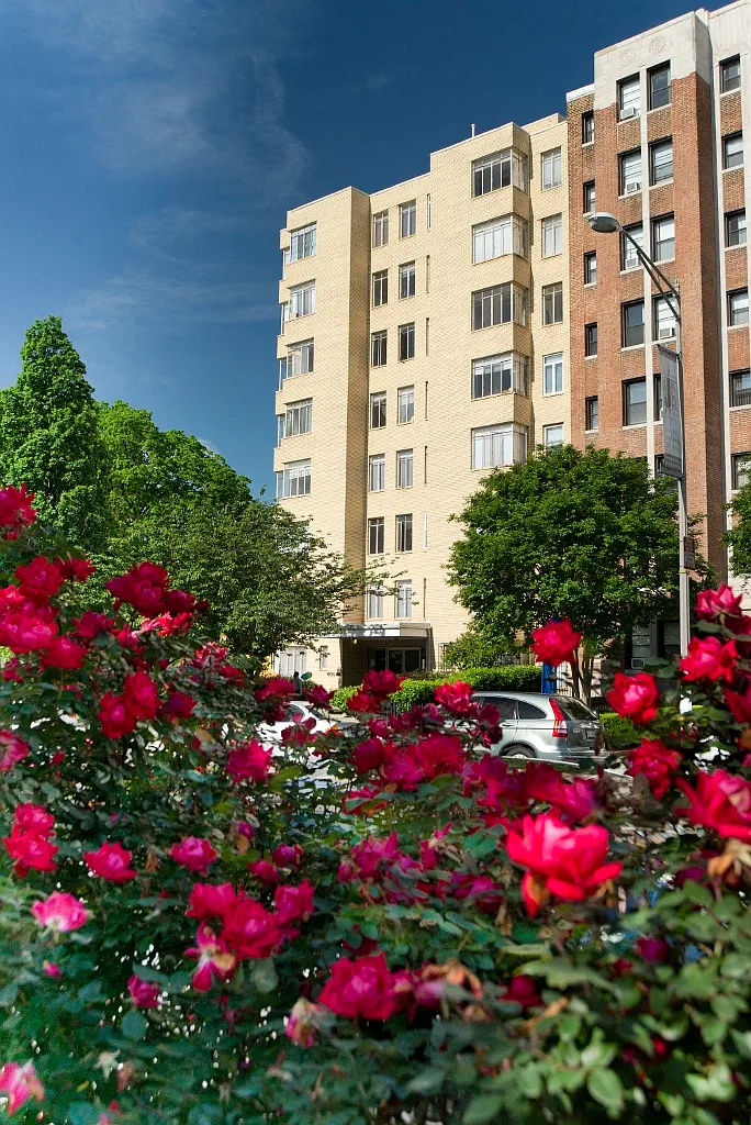 Sixteen Hundred Apartments — Photo 1