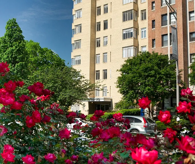 Sixteen Hundred Apartments — Photo 1