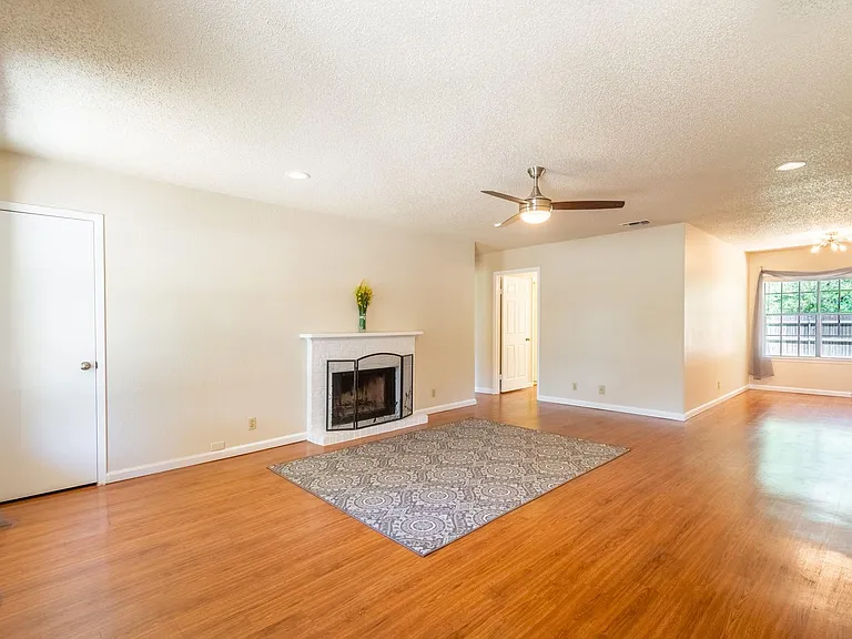 601 Algerita Dr #B — Photo 3