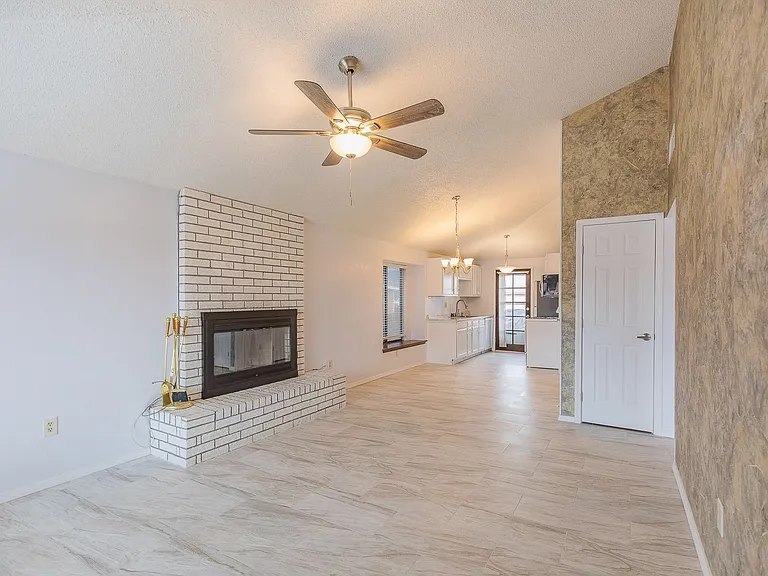 762 Stafford Ct — Photo 5