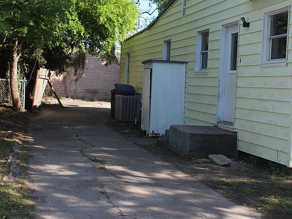5th image of 4306 Carlton St
