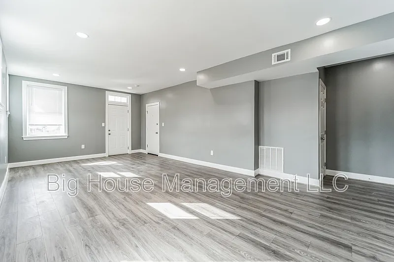 2 bed, 1.0 bath, 900 sqft, $1,350 — Photo 4