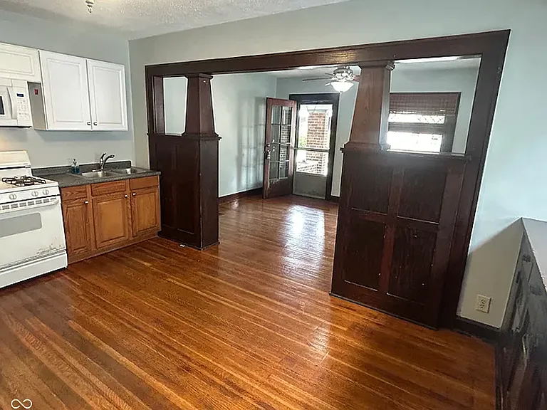 322 N Oakland Ave — Photo 2