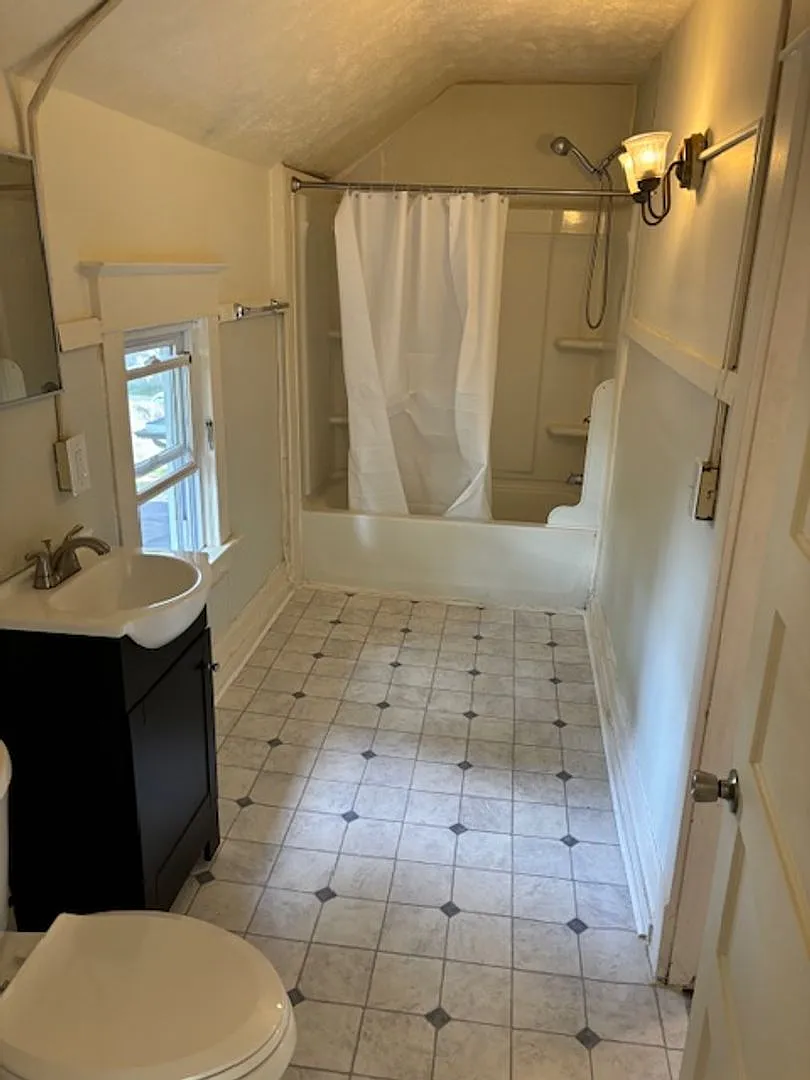 834 Oakhill St. SE — Photo 2