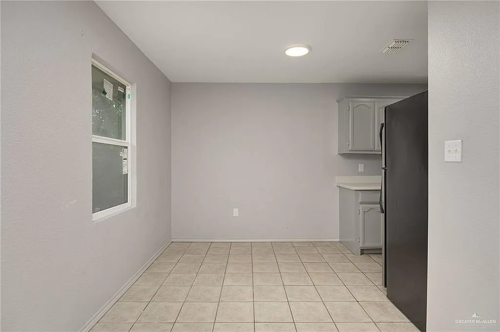 2 bed, 1.0 bath, 760 sqft, $675 — Photo 2