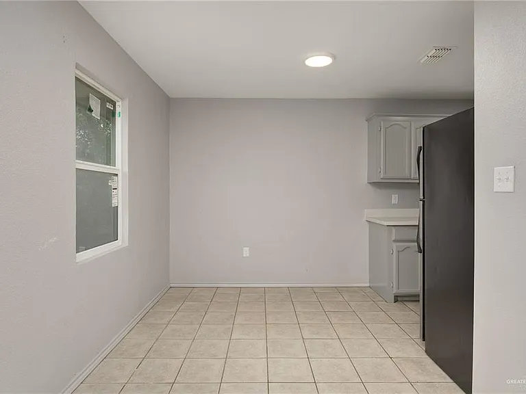 825 W 1st St #4 — Photo 2