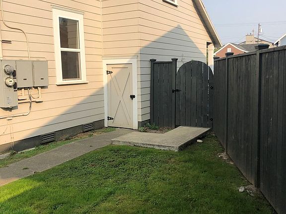 2nd image of 1906 Hoyt Ave