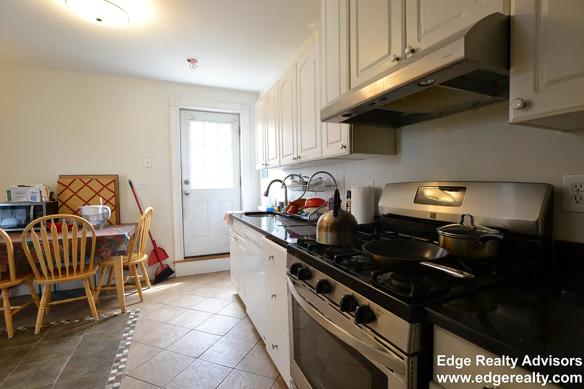 Building Photo - 272 Crescent St #2