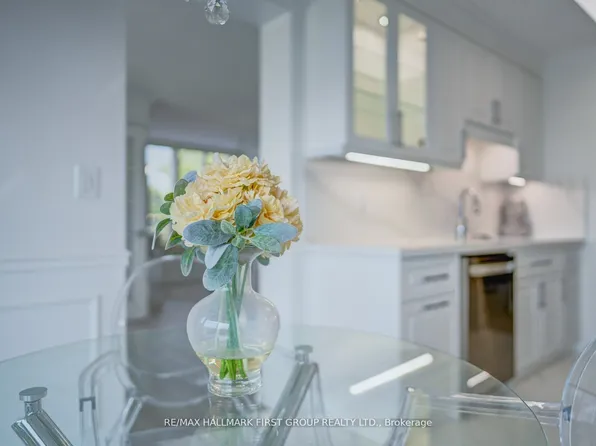 1000 The Esplanade N #213, Pickering, ON L1V 6V4