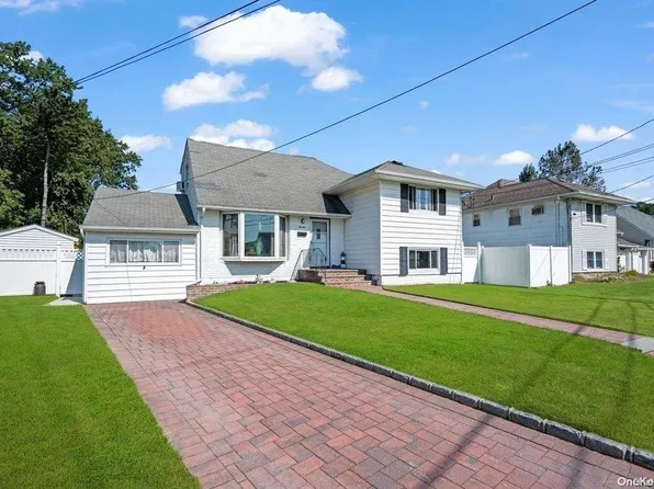 14 Manor Lane, Copiague, NY 11726