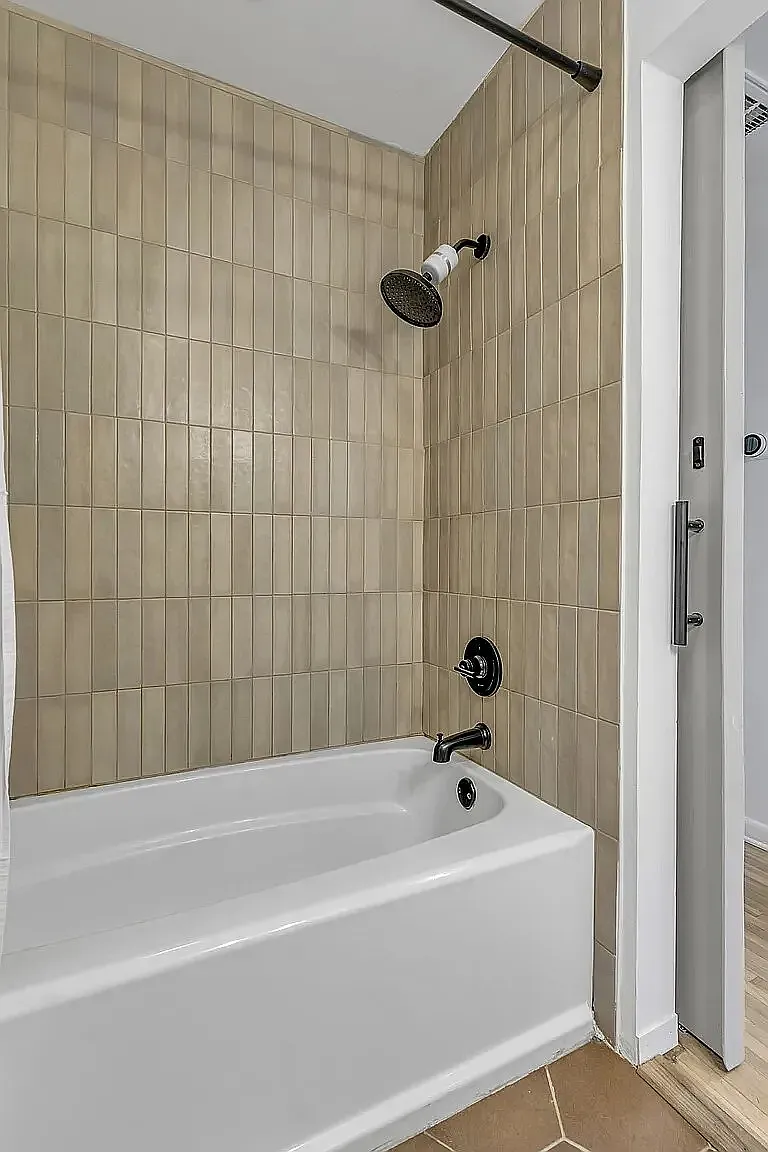 2 bed, 760 sqft, $1,900 — Photo 3