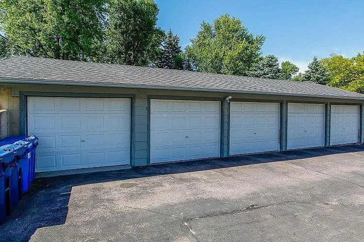 2 bed, 865 sqft, $900 — Photo 2