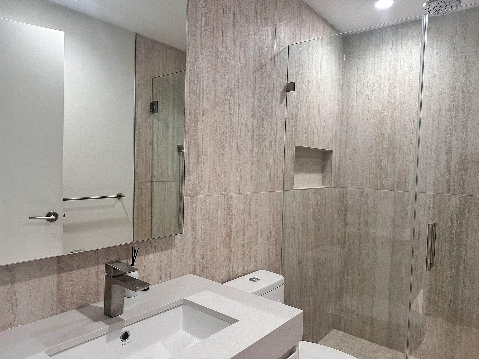 2 bed, 850 sqft, $3,500 — Photo 1