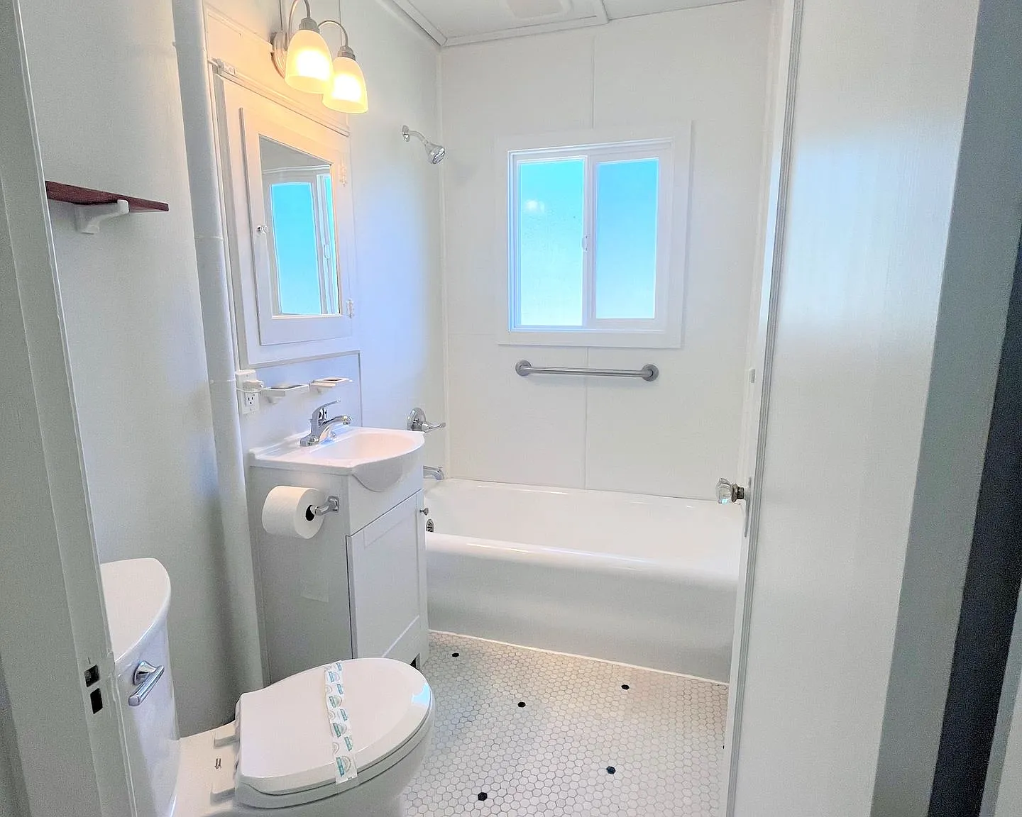 The Ashley - Stunning Vintage Apartments in Quaint Camas WA — Photo 2