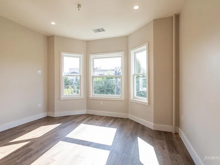 537 Valencia St #4 — Photo 8