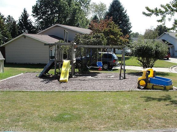 4th image of 1001 Oakwood Dr