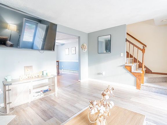 4th image of 4 Stonegate Lane #4