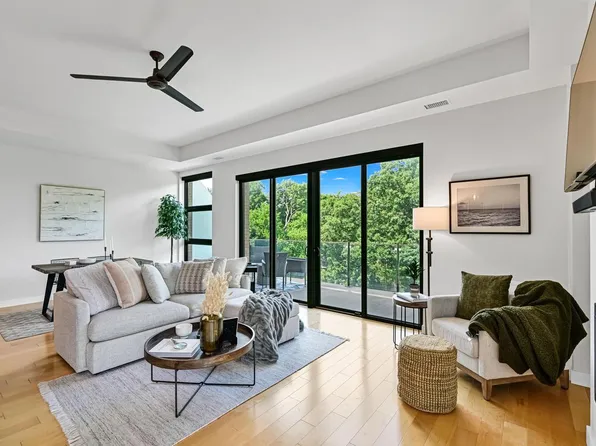 215 East Pleasant STREET #411, Oconomowoc, WI 53066