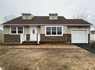 4 Expressway Dr S, Holbrook, NY 11741
