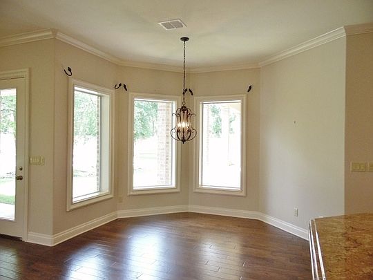5th image of 104 Bradford Sq