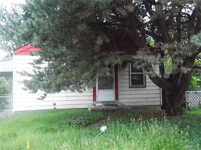 897 Gustav Ave photo 1