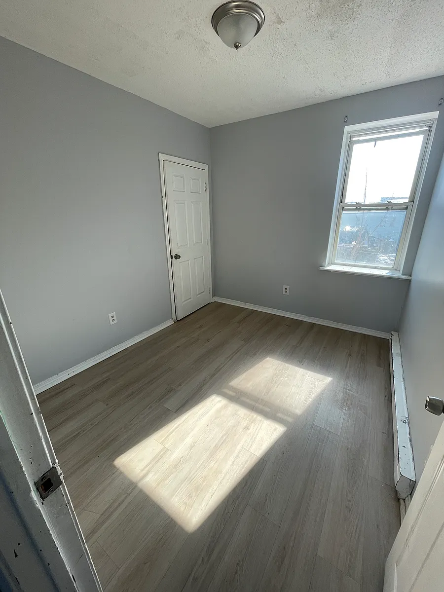 Building Photo - 273 S Leonard St #6