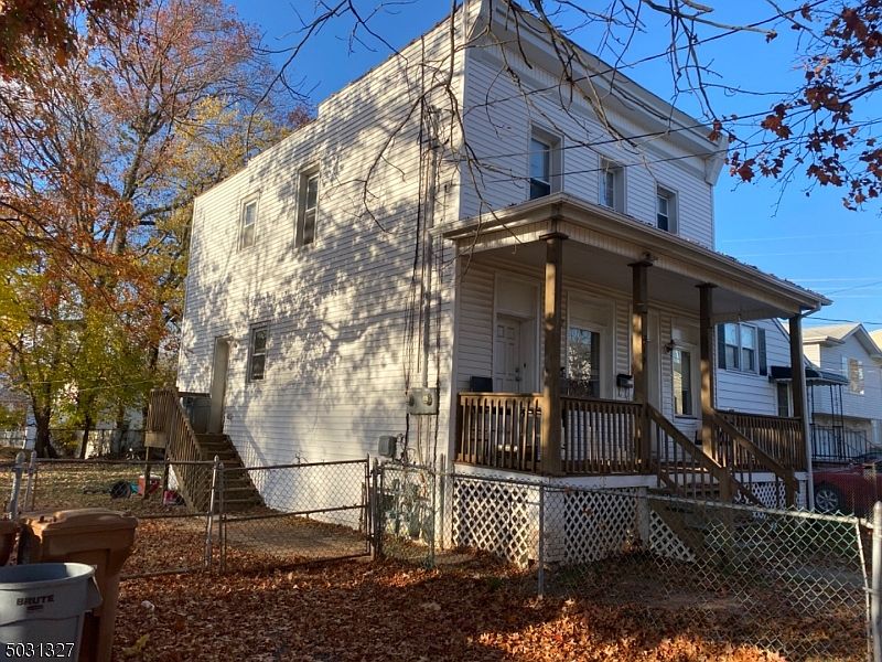 2nd image of 915 E Curtis St