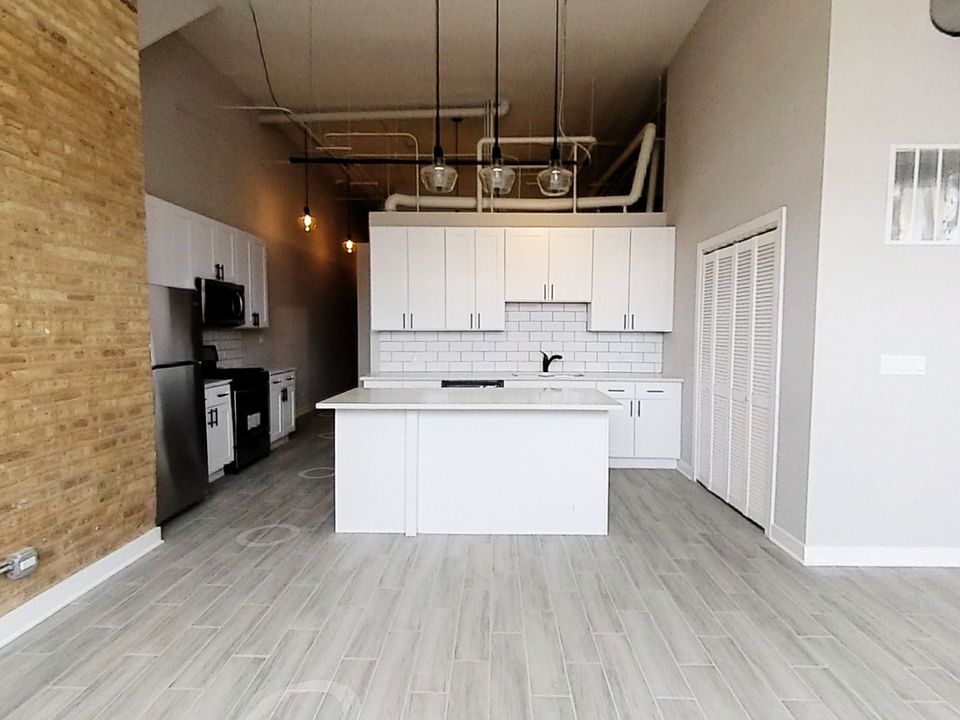 1st image of 4435 W Fullerton Ave #4437-1