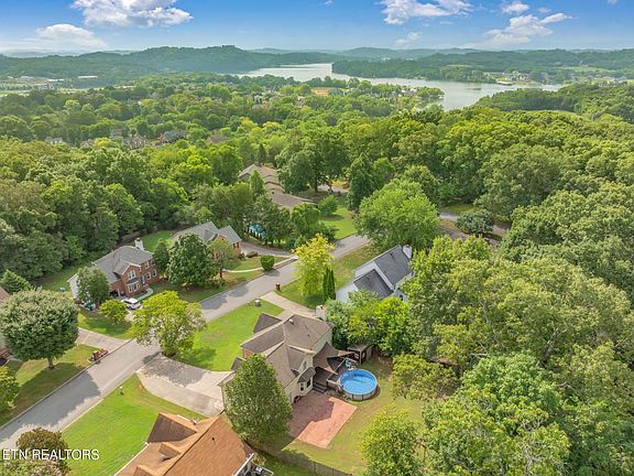 2nd image of 1825 Scenic Valley Ln