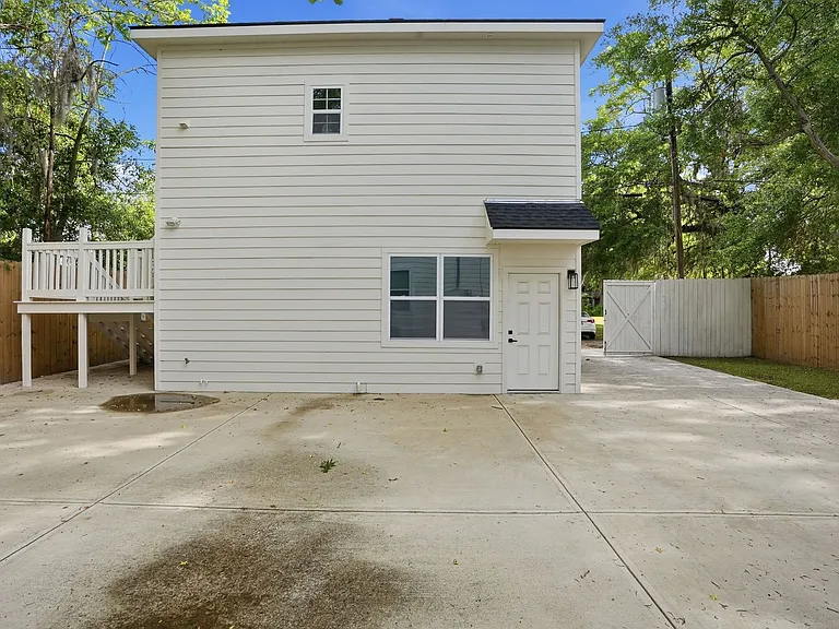 912 E Henry St — Photo 27