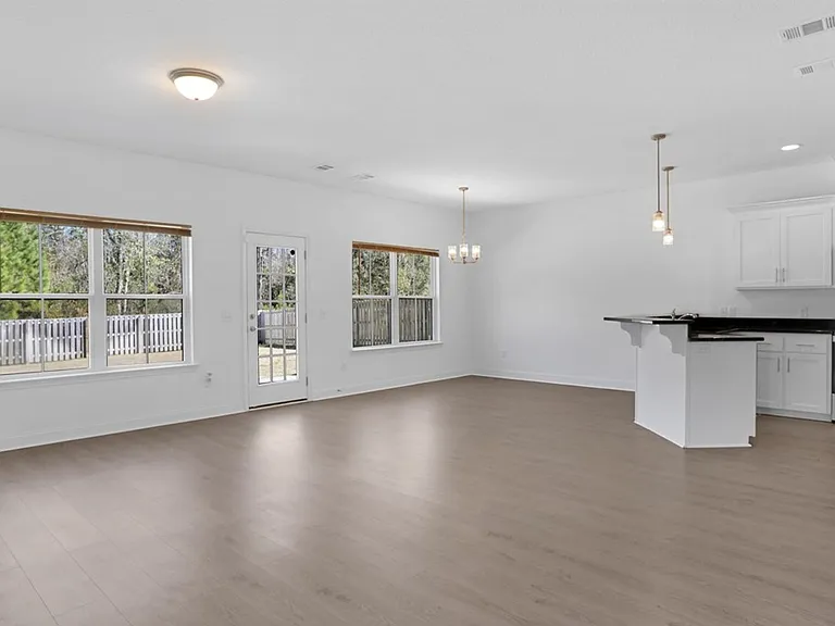 609 Fairview Cir — Photo 6