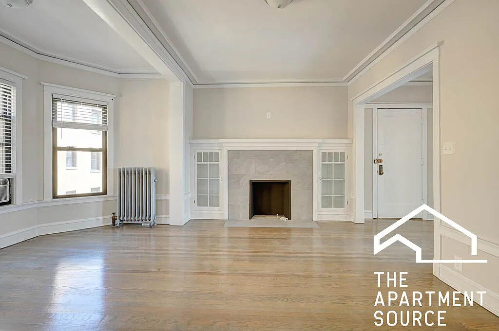 Building Photo - 2426 N Sawyer Ave #2E