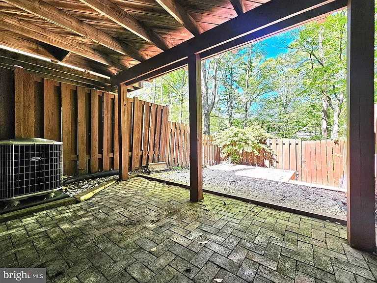 7664 Northern Oaks Ct — Photo 23