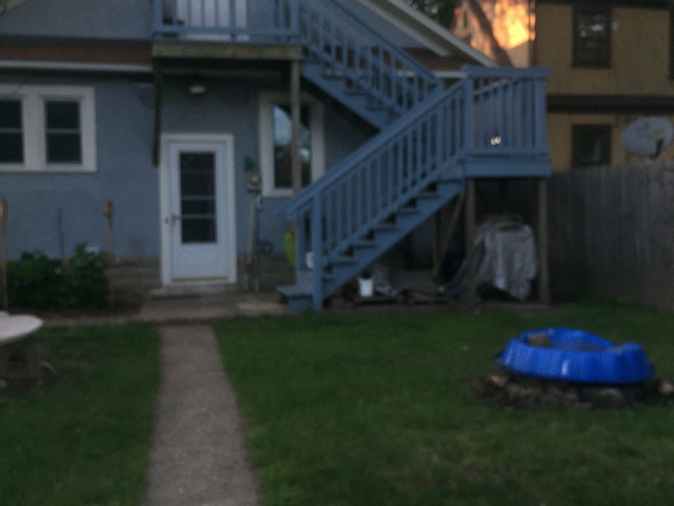 Backyard w/fire pit 