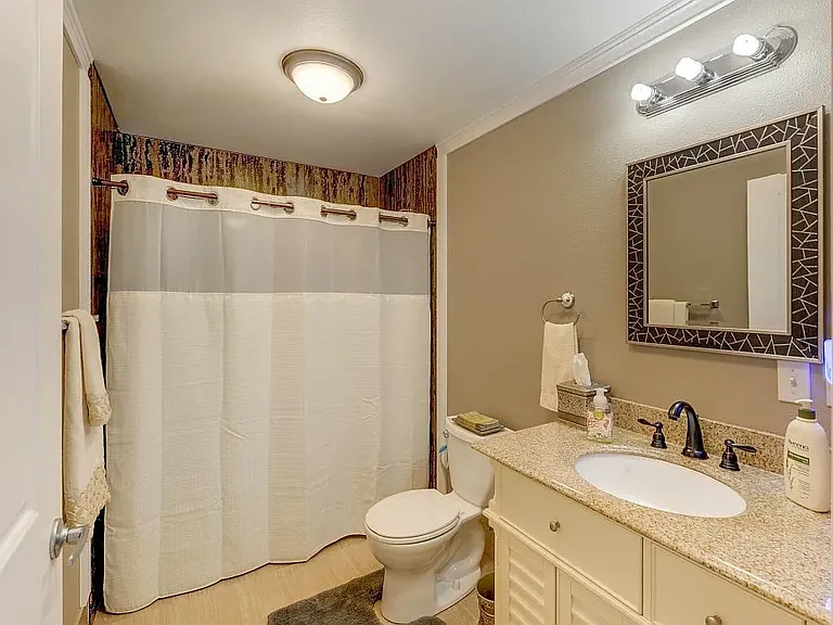guest bathroom in first floor