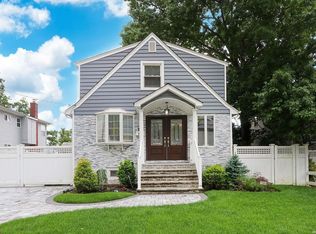 2060 Lee Ave, Merrick, NY 11566
