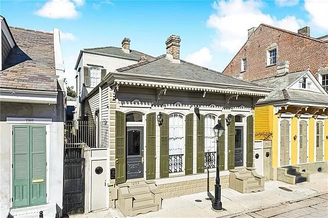 1211 Bourbon St #1211