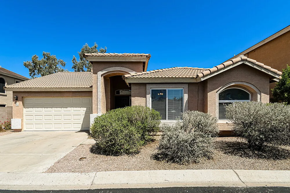 3 bed, 2.0 bath, 1317 sqft, $2,145 — Photo 1