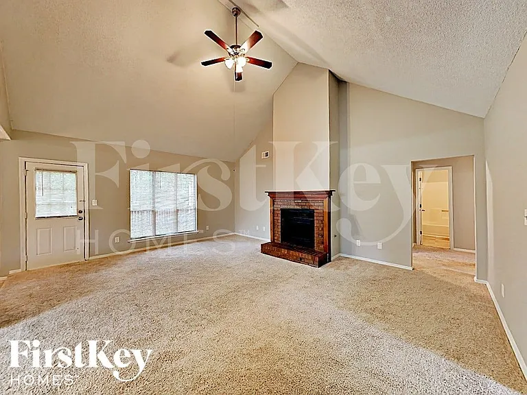 1199 Paddocks Way — Photo 2