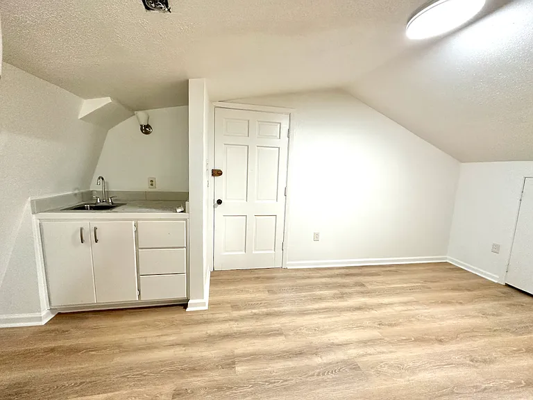 Garden District Studio Apartment, All Utilities Included! — Photo 6