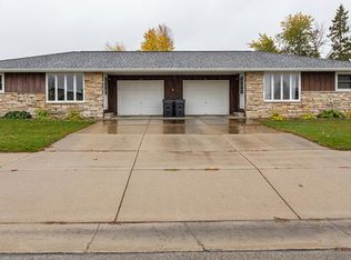 707 E Elm Dr, Little Chute, WI 54140