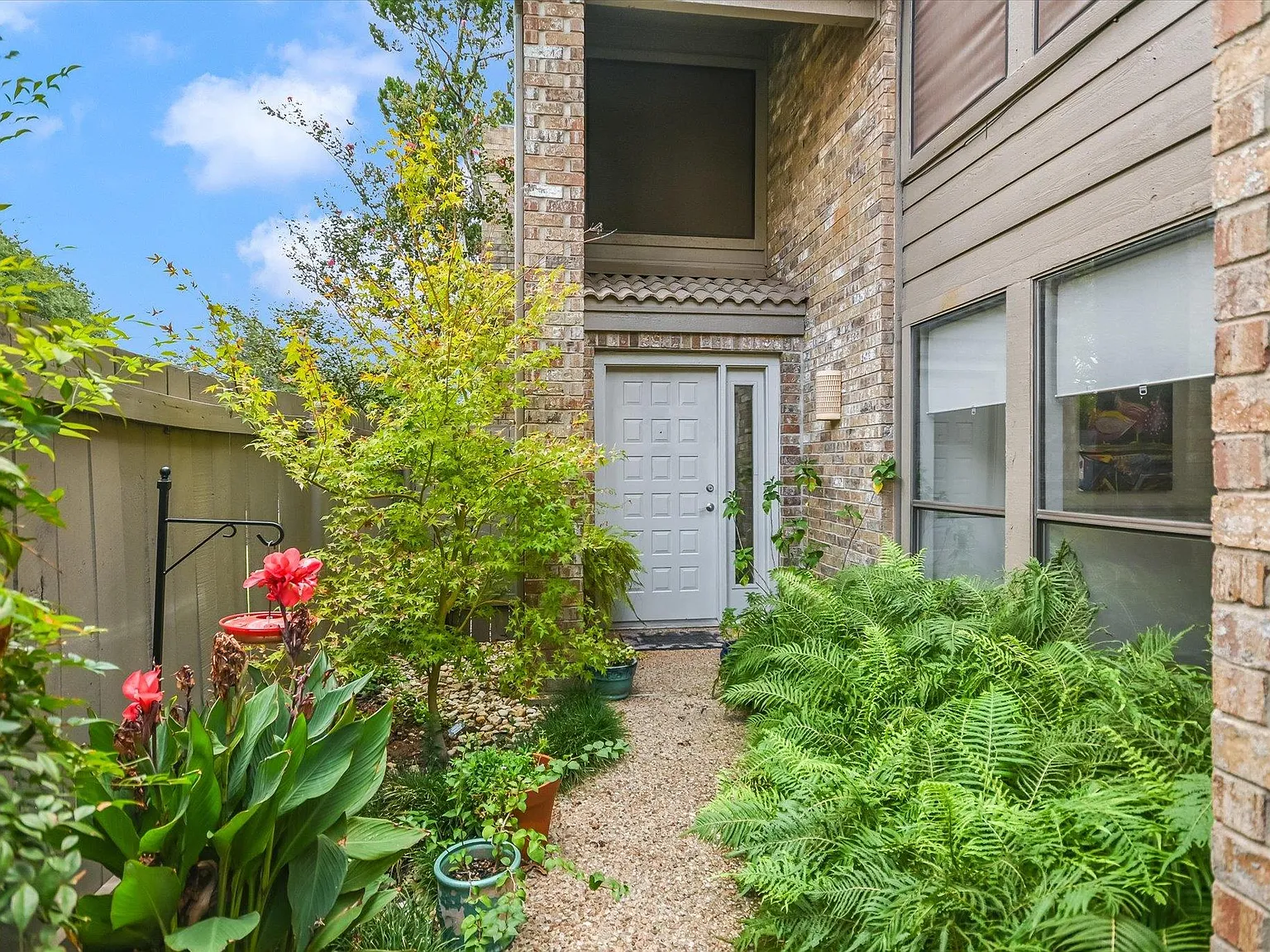 3 bed, 2.5 bath, 2083 sqft, $3,700 — Photo 1