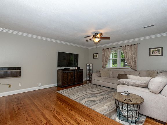 4th image of 7744 Luscombe Dr