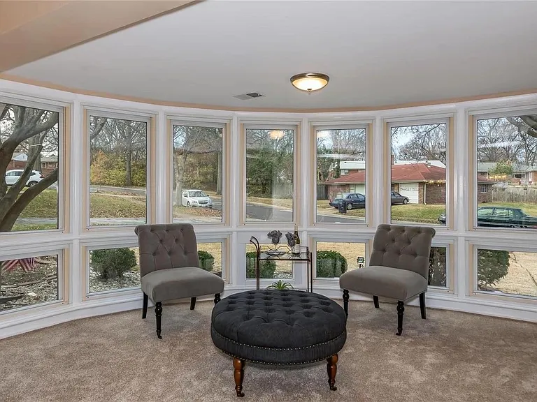 934 Briarwood Ln — Photo 2