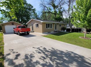 410 N Chestnut St, Belle Plaine, MN 56011