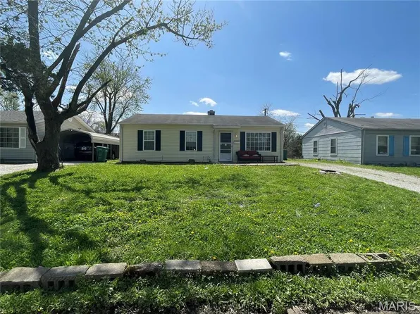 825 Saint Matthew Dr, Cahokia, IL 62206