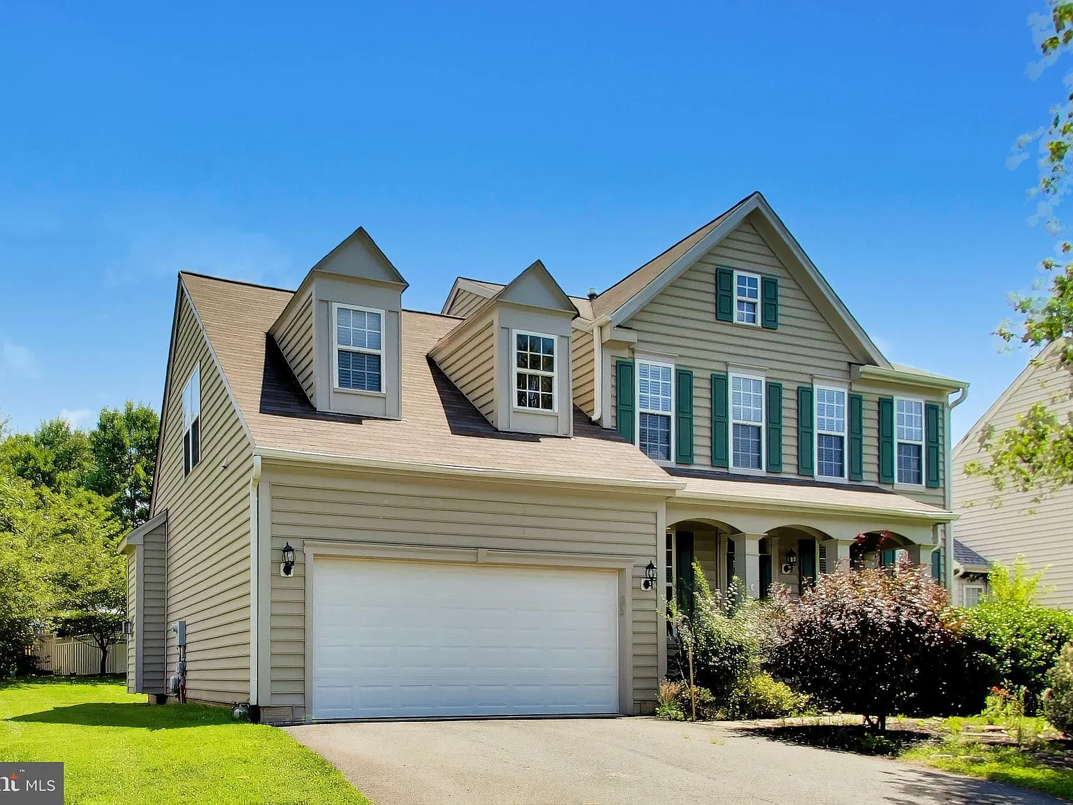 5 bed, 3.5 bath, 3244 sqft, $3,500 — Photo 2