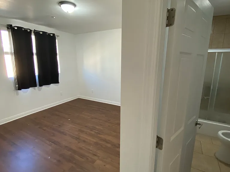 1135 W 39th Pl — Photo 8