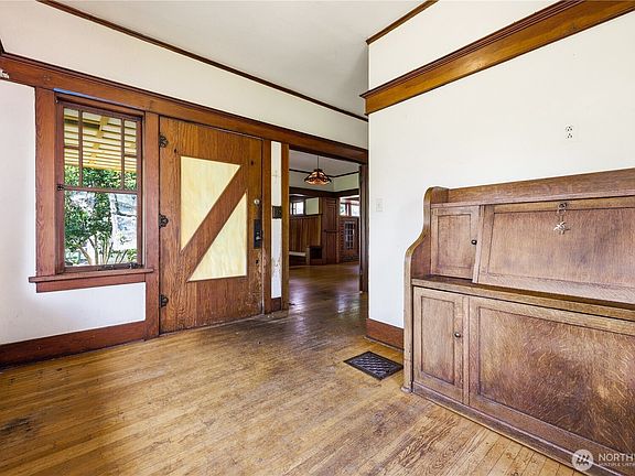 4th image of 4747 4th Avenue NE