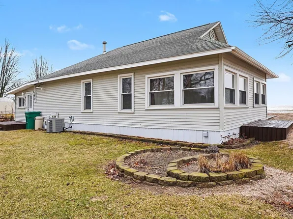 667 Bay Rd, Bay City, MI 48706